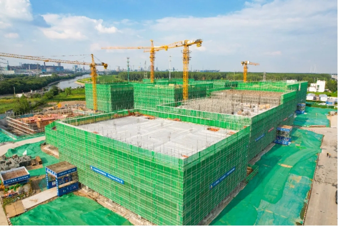 浦仪公路旁，，，，，，竖起工业新地标